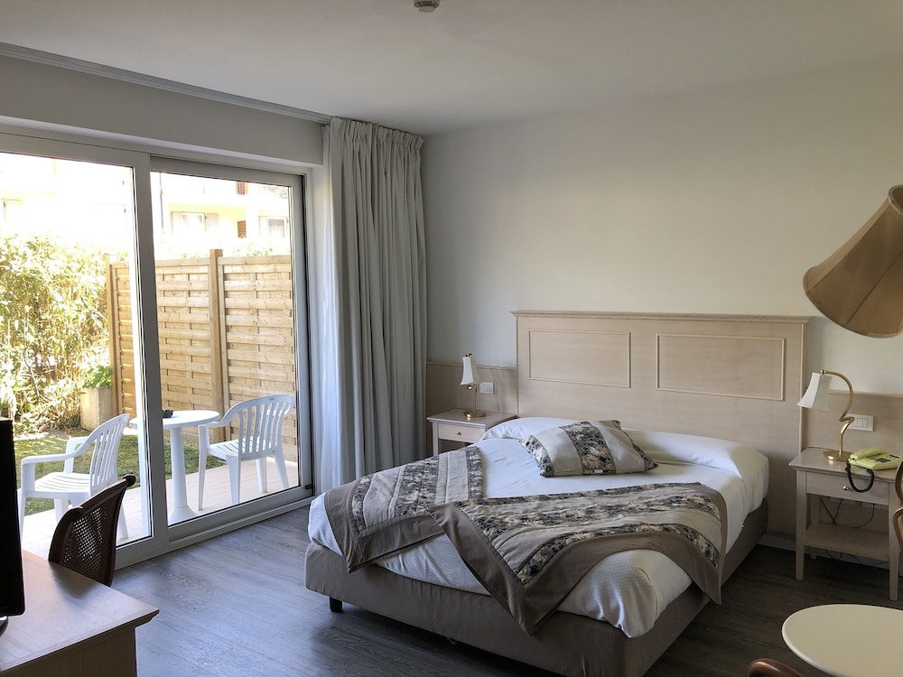 Double or Twin Room, Patio photo 3