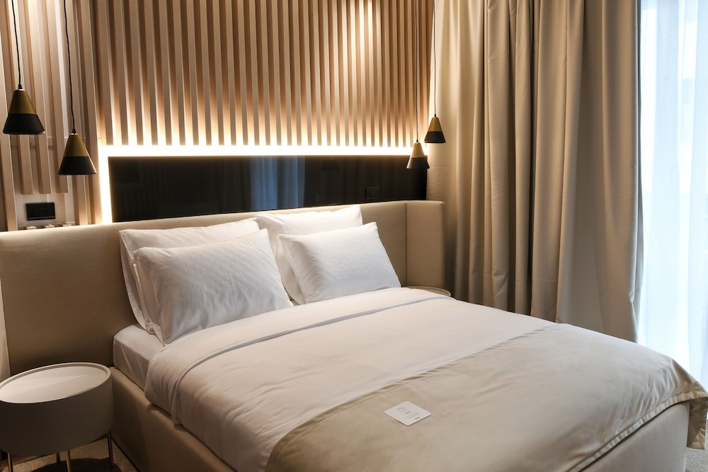 Deluxe Room, 1 Queen Bed photo 2