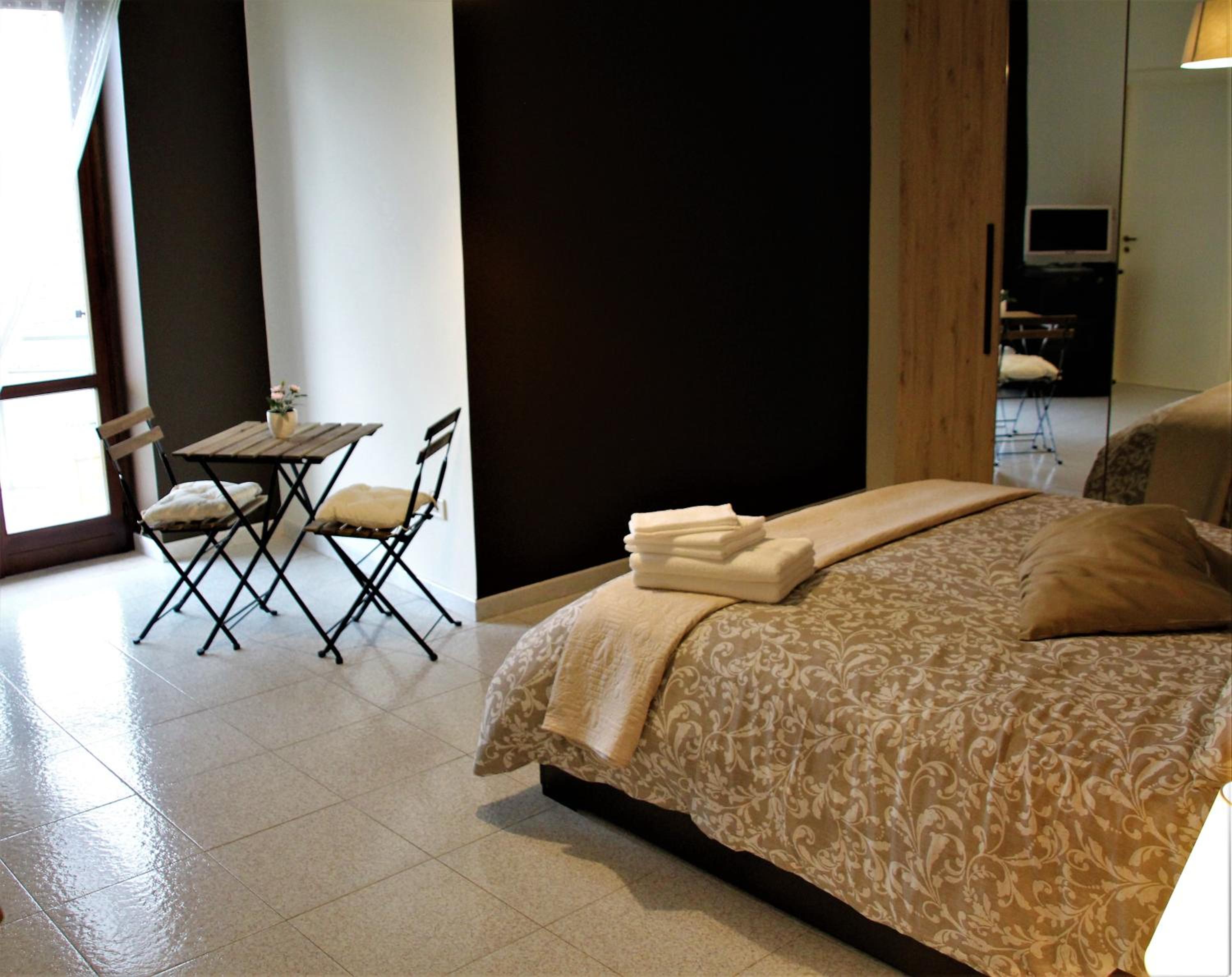 Queen Room with Balcony - Photo 3