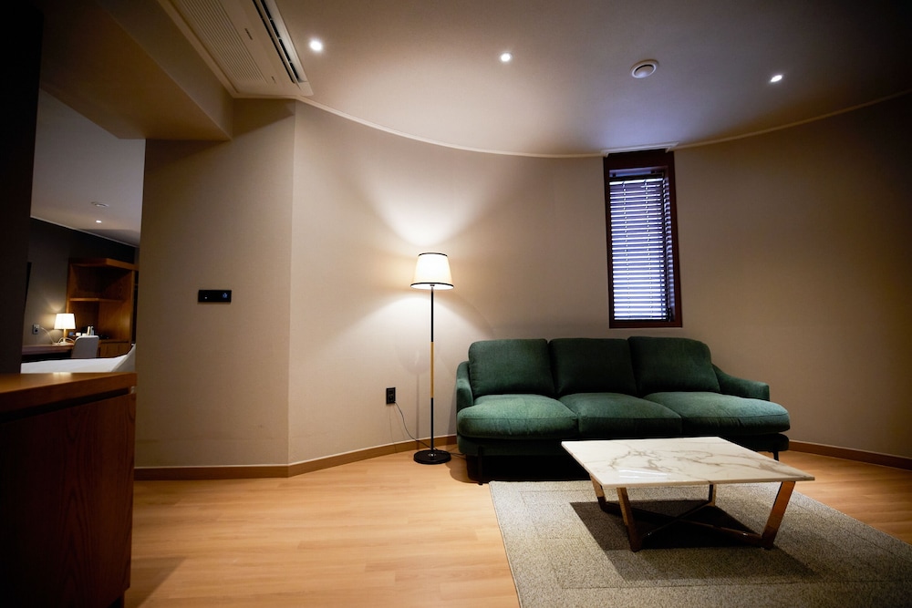 Corner Suite - Photo 1