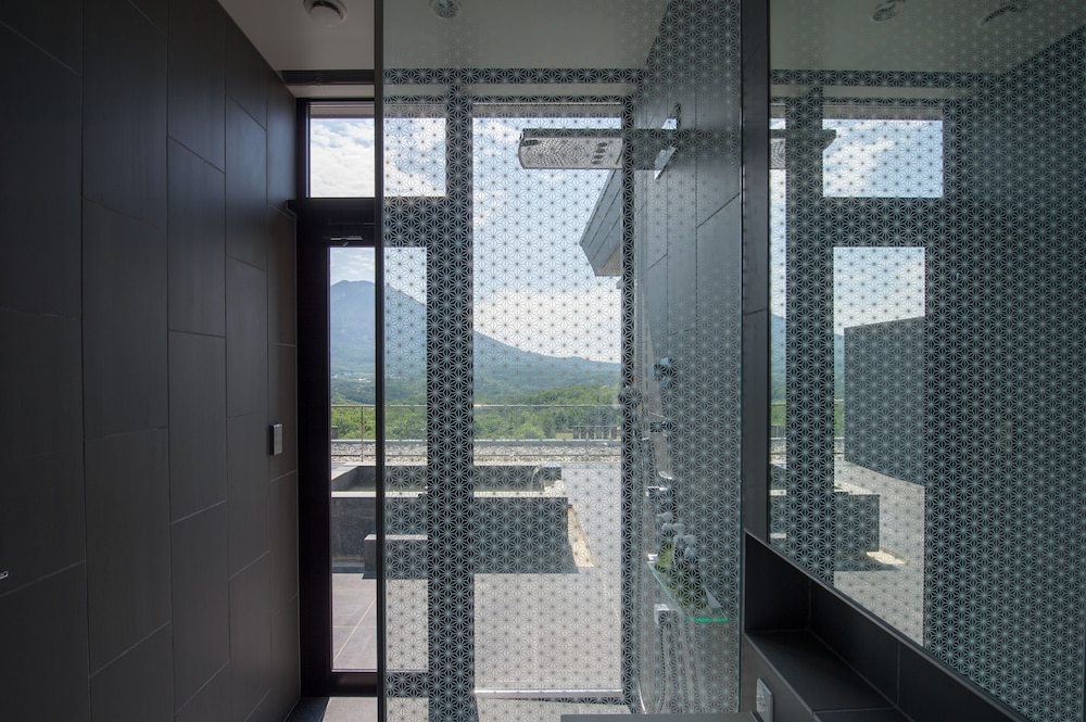 5 Bedrooms Penthouse B [Mountain View] photo 3