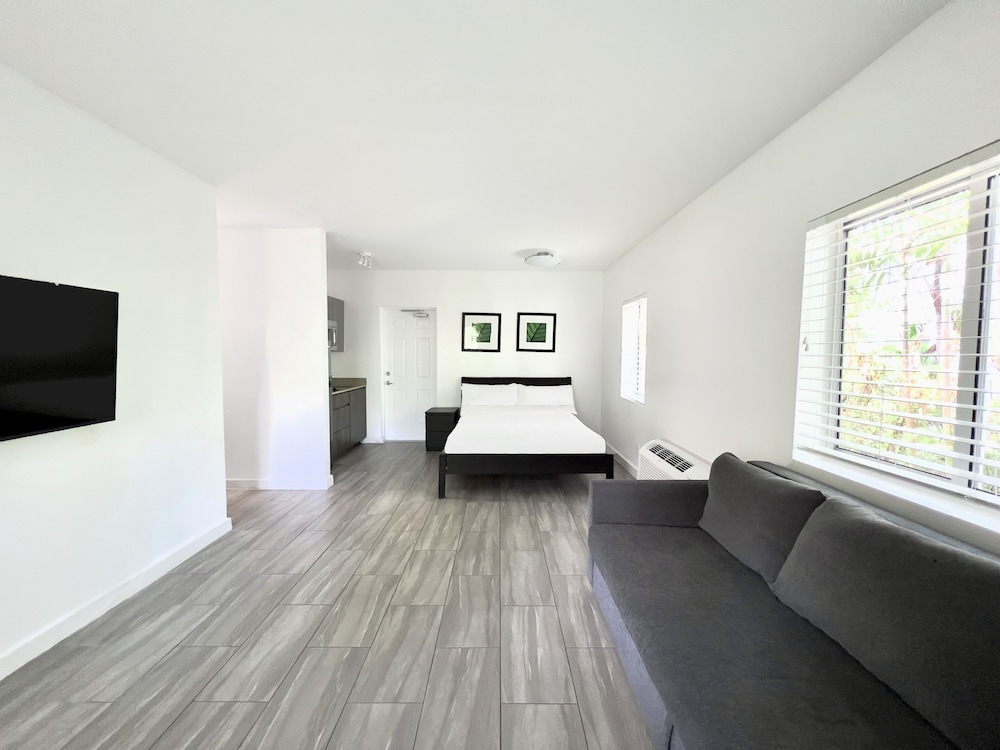 Deluxe Studio, 1 Queen Bed