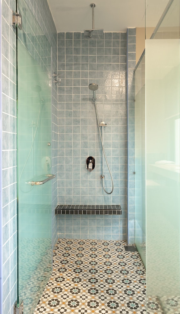 Grand Quadruple Room, Multiple Beds, Non Smoking, Bathtub photo 2