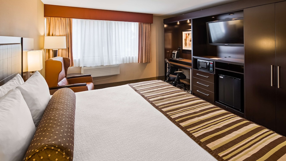 Standard Room, 1 King Bed, Refrigerator & Microwave, Corner - Photo 1