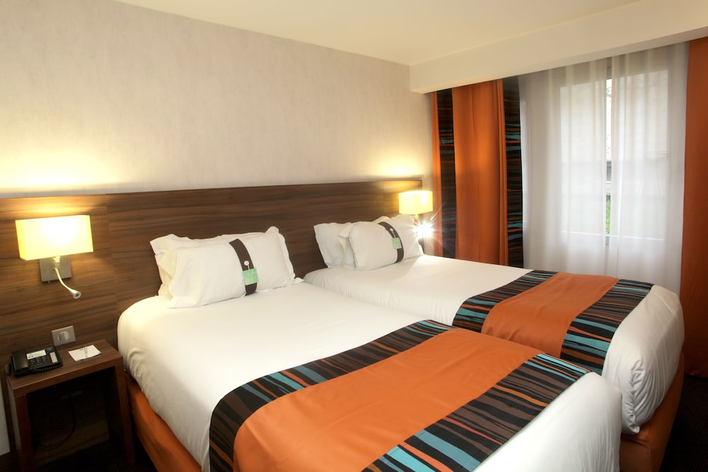 Standard Room, Multiple Beds thumbnail 5