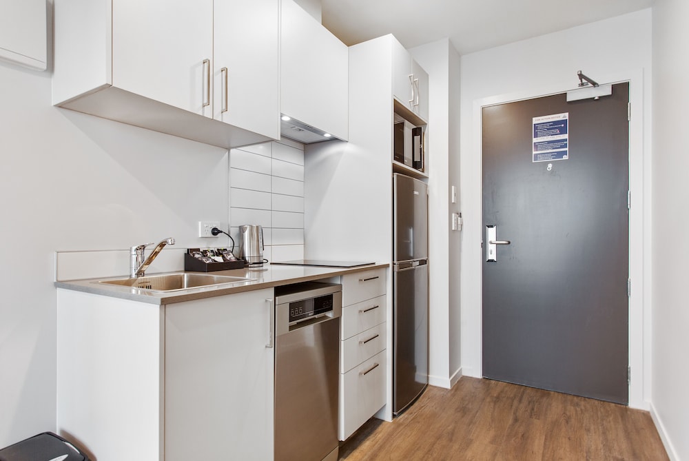 Apartment, 1 Bedroom, Kitchenette (Non-Motorway Facing) - Photo 7