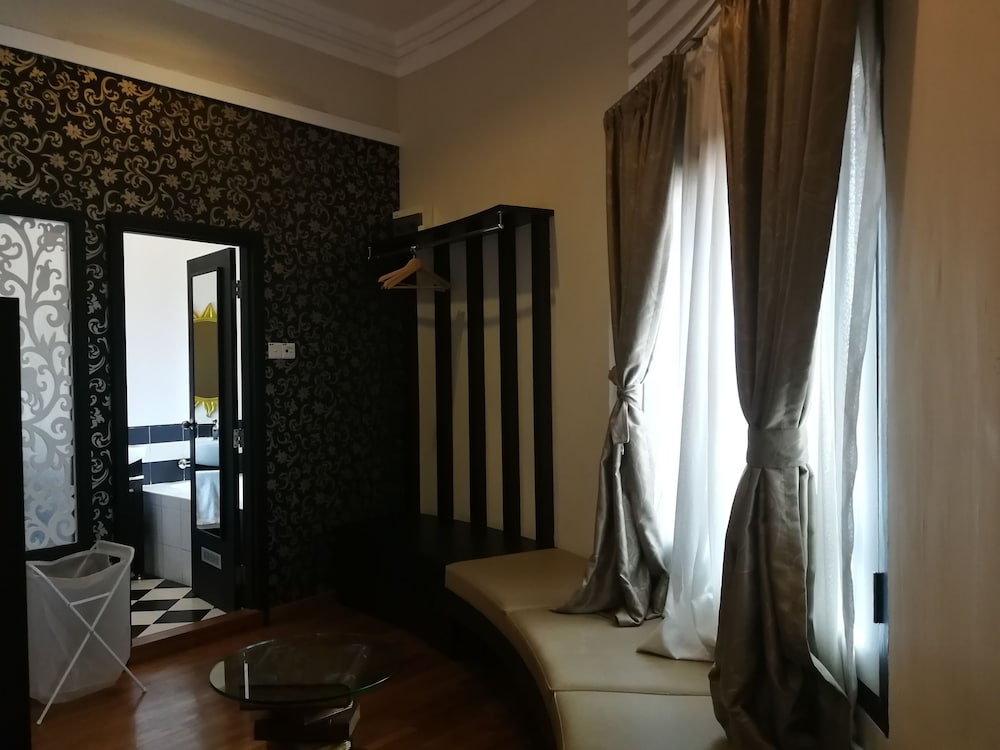 Grand Room, 1 King Bed, Non Smoking, Bathtub photo 2