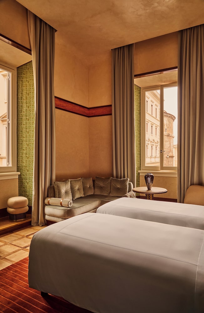 Deluxe Room with Minerva Square View, 1 king Bed
