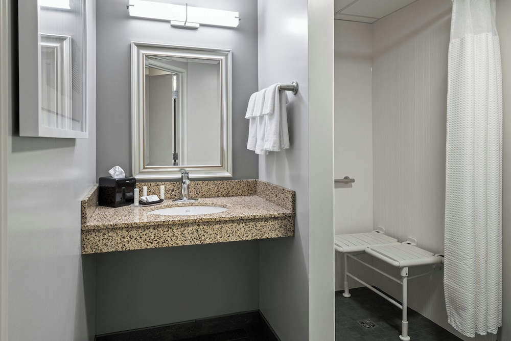 Room, 2 Queen Beds (Mobility Accessible, Roll-In Shower) - Photo 4