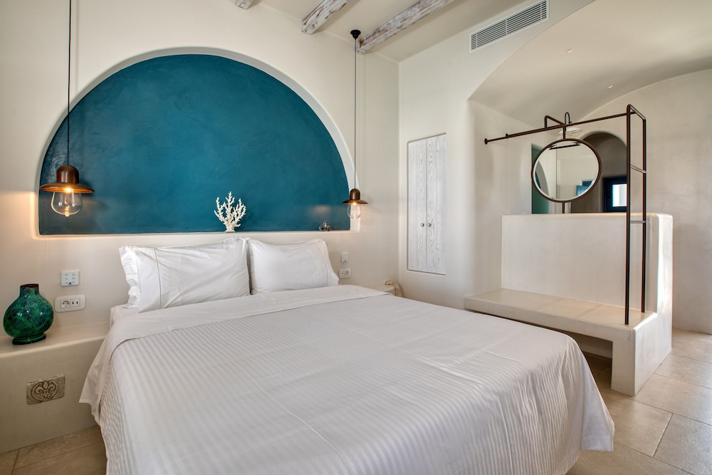 Suite Estudio Junior, 1 cama queen, piscina privada, vista parcial al mar.