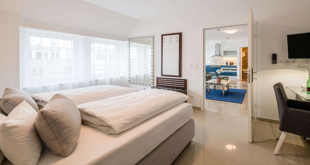Deluxe Suite, 1 King Bed, Kitchen (Dining Table;with Sofabed) photo 2