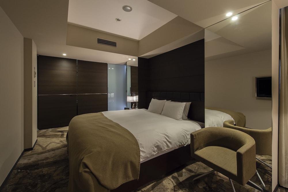 Premier Double Room, 1 King Bed, Smoking photo 2