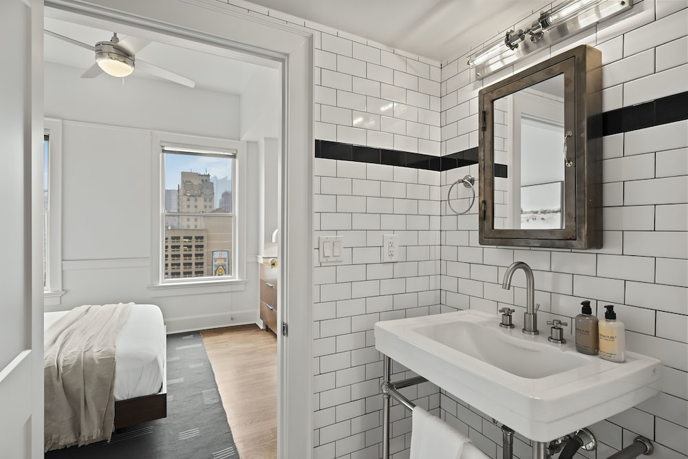 Premium One Bedroom Apartment thumbnail 6
