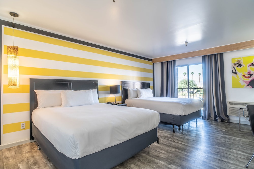 Premium Double Room, 2 Queen Beds - Photo 6
