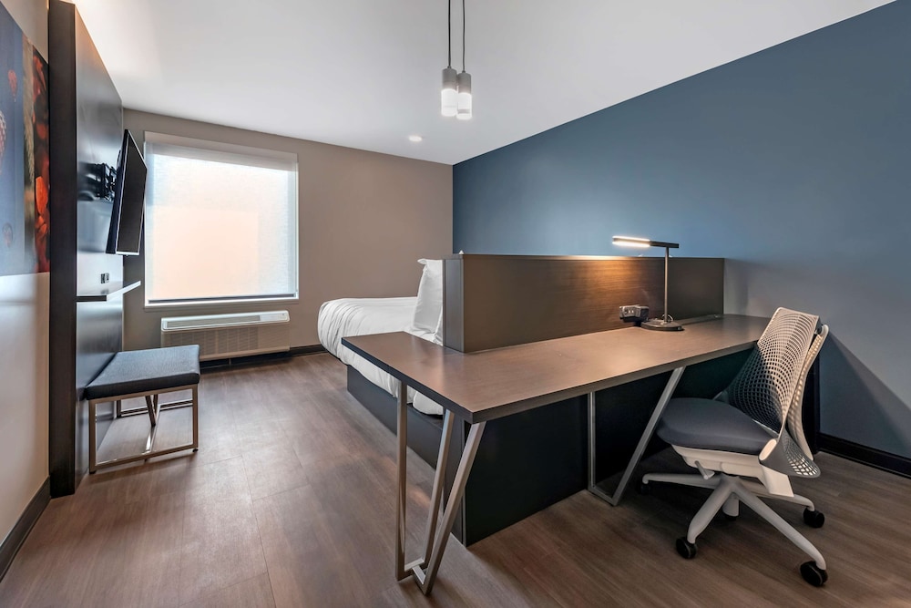 Suite, 1 King Bed, Accessible, Balcony (with Sofabed) - Photo 4