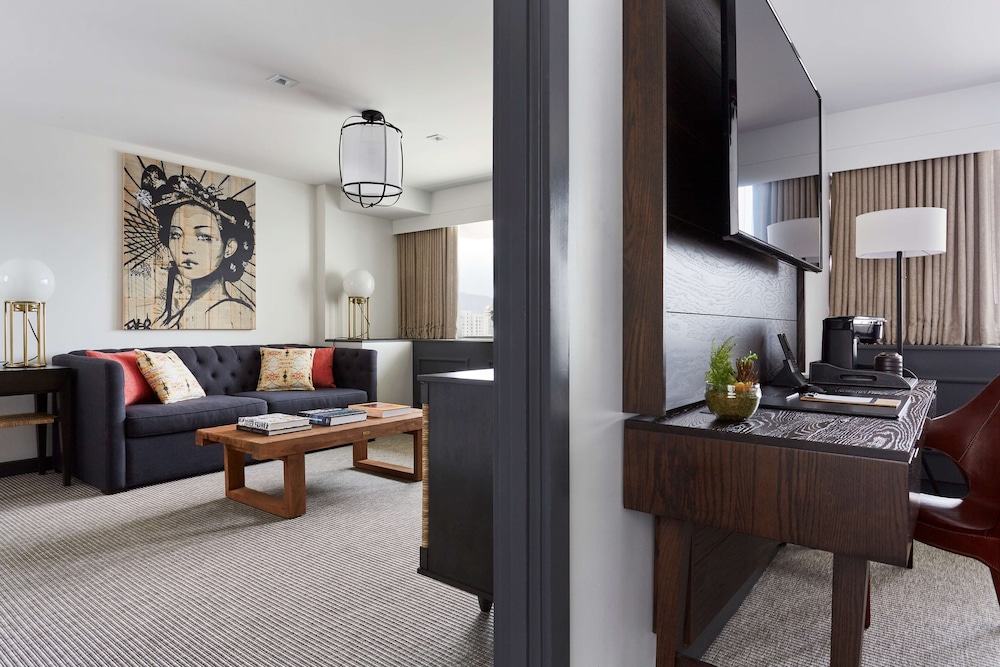 Suite (Consulate) - Photo 8
