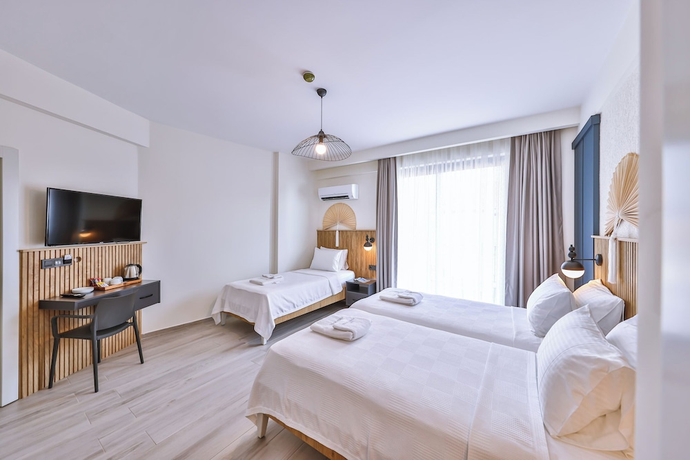 Comfort Room, 3 Twin Beds, City View - Photo 1