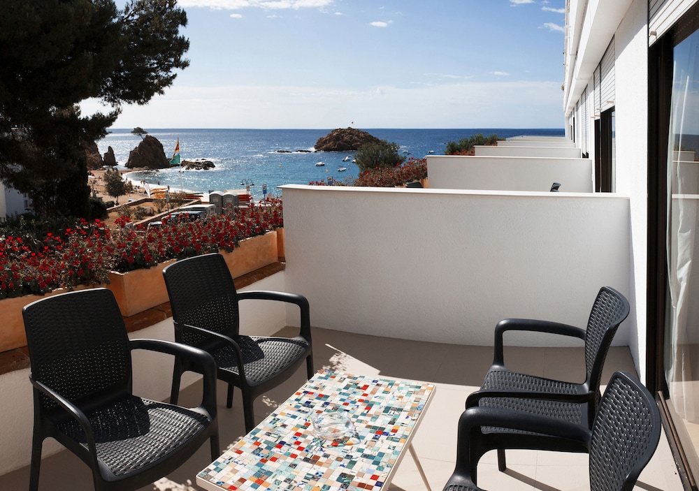 Quadruple Room, 1 Bedroom, Partial Ocean View photo 3