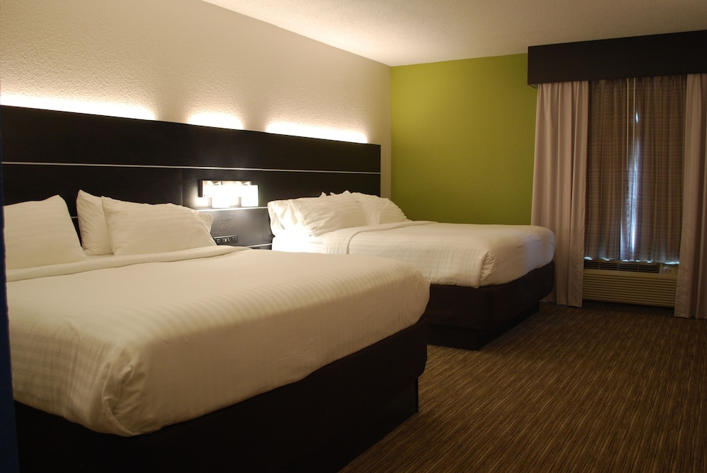 Standard Room, Multiple Beds - Photo 1