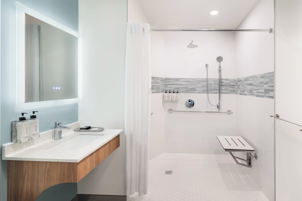 Standard Room, 1 Queen Bed, Roll-in Shower (Mobility)
