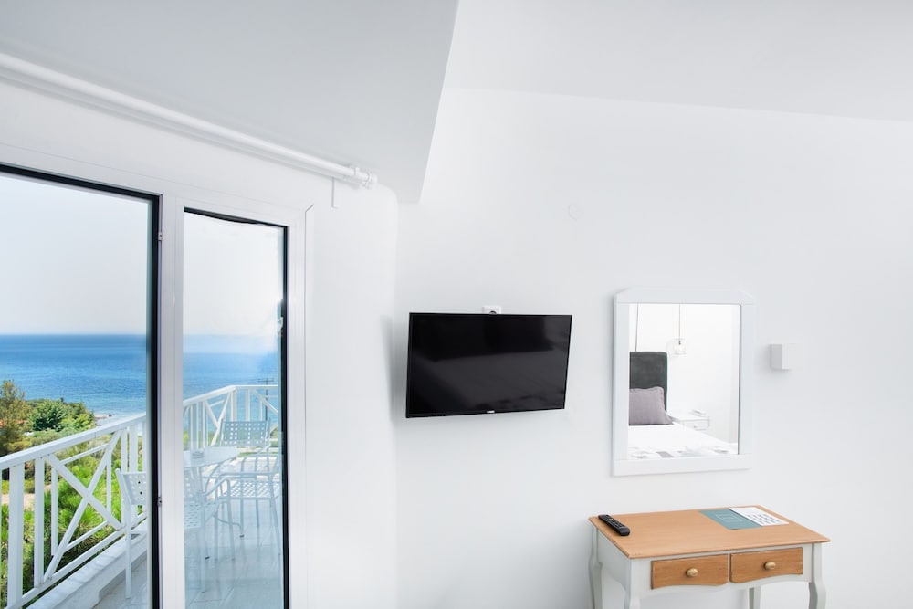 Classic Double Room, Partial Sea View - Photo 3