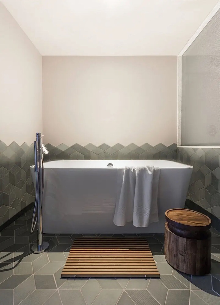 Comfort Studio, 1 King Bed, Non Smoking (Self Check-in with Virtual Front Desk) photo 3