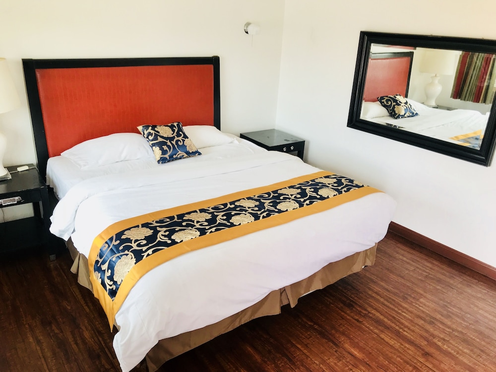 remodeled 1 king bed non-smoking photo 2