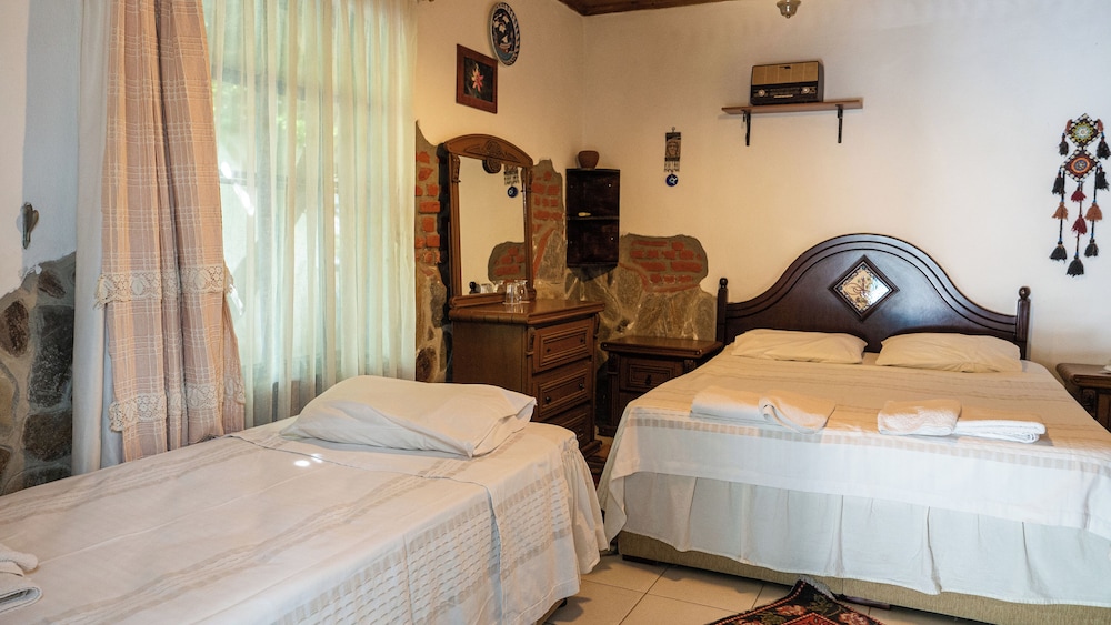 Economy Triple Room photo 1