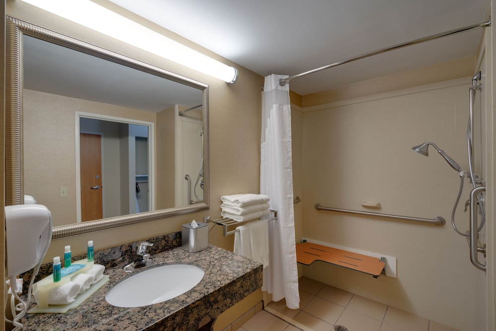 Standard Room, Accessible - Photo 6
