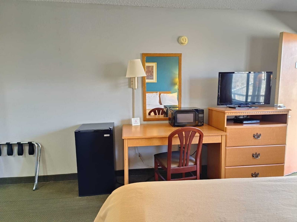 Room, 1 King Bed, Non Smoking - Photo 3
