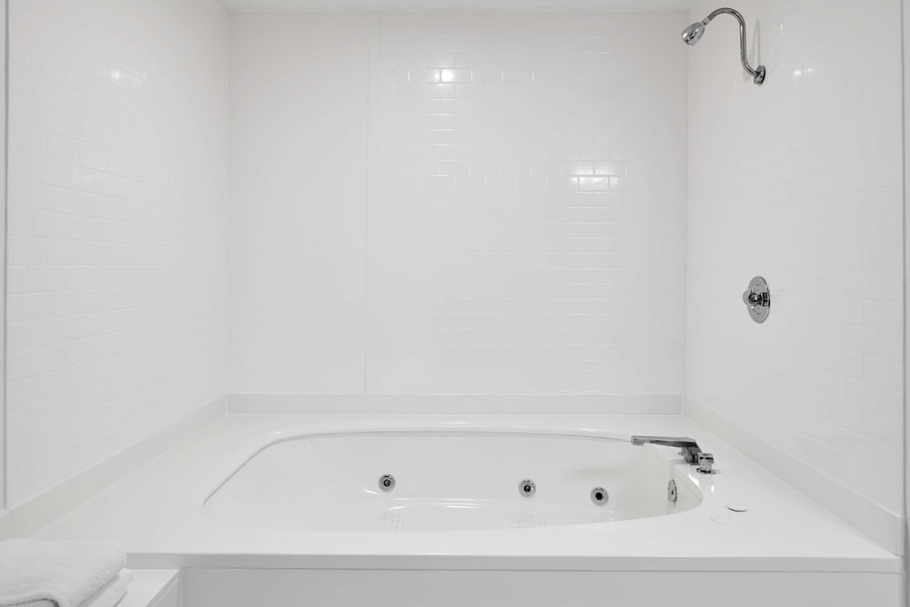 Suite, 1 King Bed, Non Smoking, Jetted Tub - Photo 5