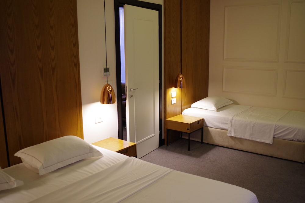 Family Comfort Suite with Double Bed, Single Bed, and Living Area photo 3