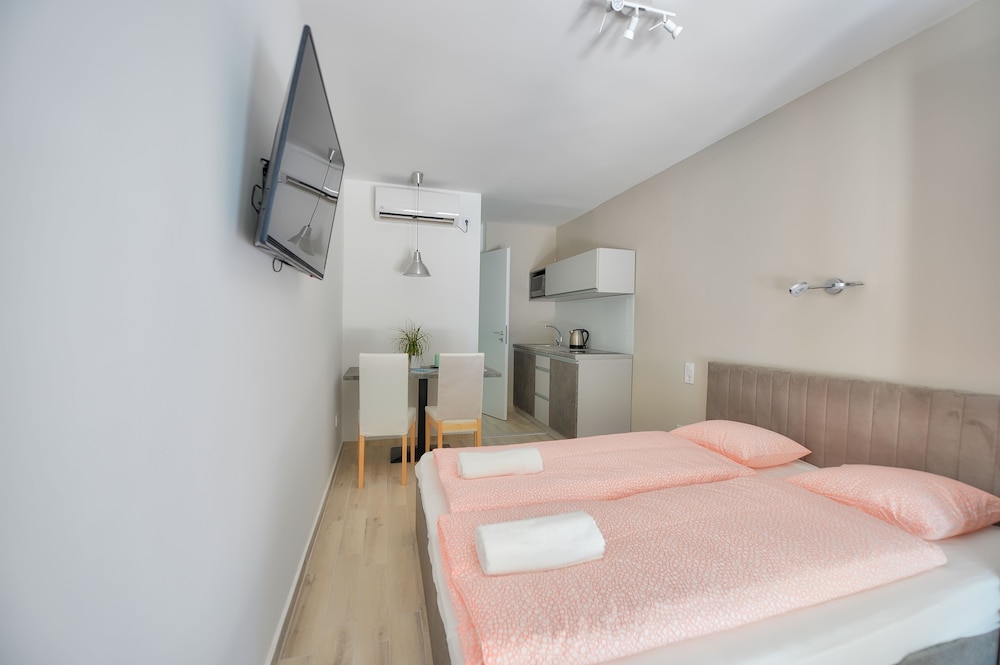 Studio, 1 Queen Bed, Balcony photo 1