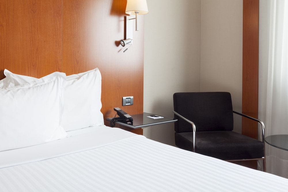 Standard Room, 1 Queen Bed thumbnail 5