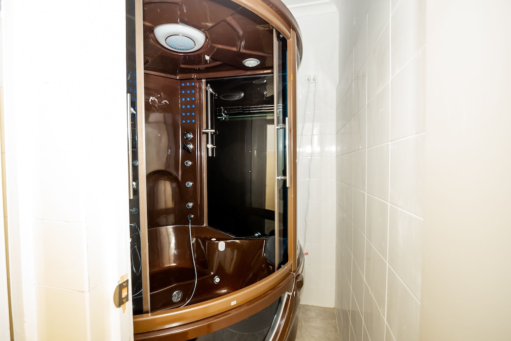 Basic Single Room, Shared Bathroom photo 3