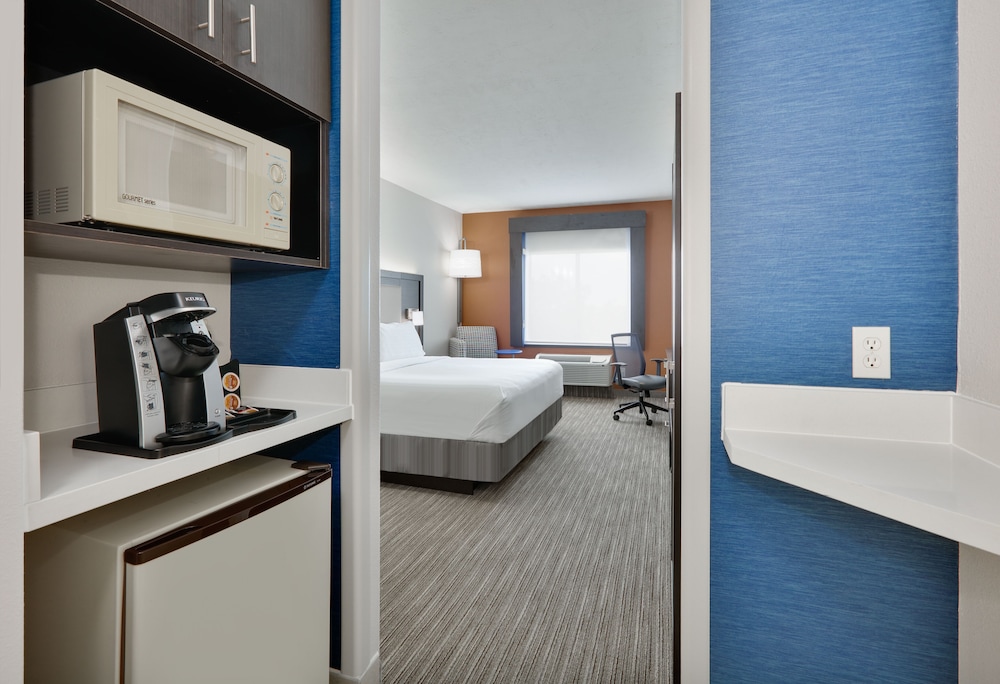 Standard Room, 1 King Bed, Accessible (Hear, Roll In Shwr) - Photo 1