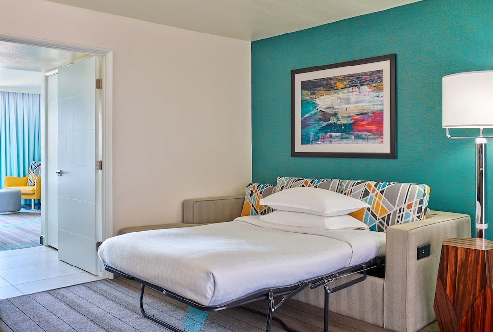 Club Suite, 1 Bedroom, Balcony (Mobility/Hearing Access, Roll-In Shwr) - Photo 3