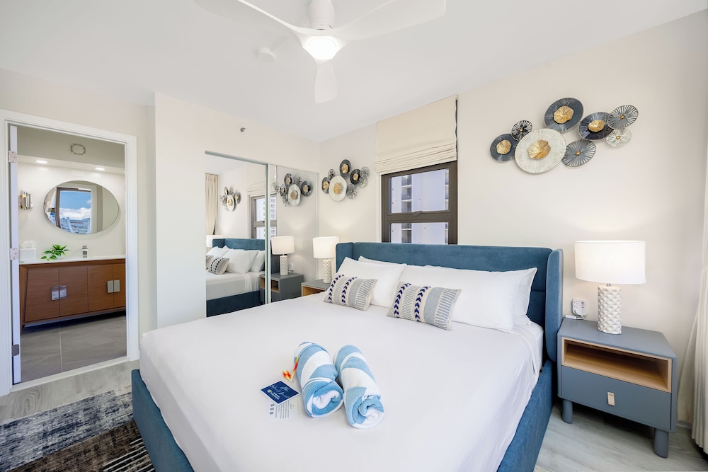 Premium Remodeled Condo with Ocean View and Parking: Premium Suite, 1 King Bed, Air conditioning, Ocean View (0194) photo