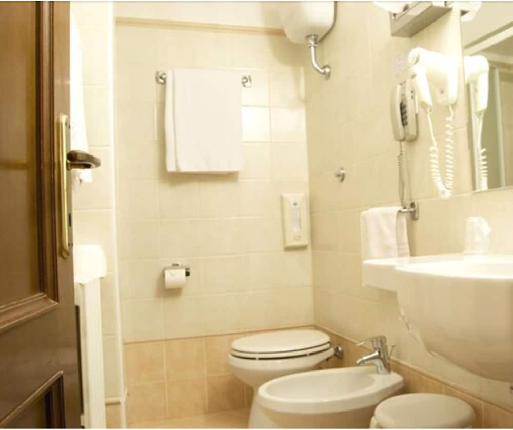 Double or Twin Room - Photo 10