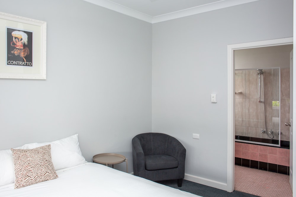 Queen Room with Private Bathroom