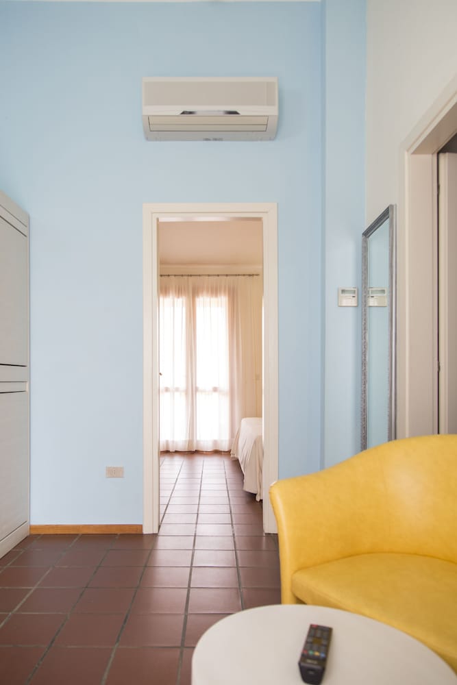Comfort Room, Poolside - Photo 4