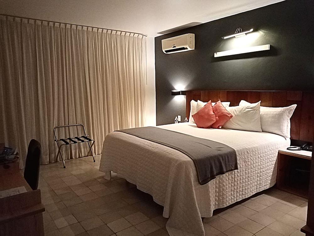 Superior Room, 1 King Bed photo 2