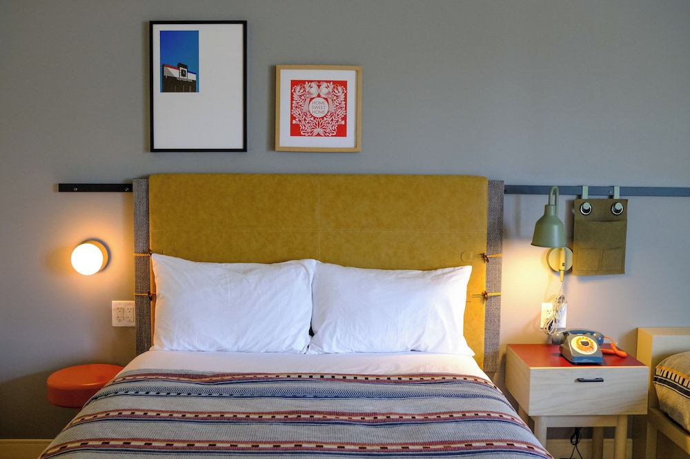 Room, 2 Queen Beds (Mobility/Hearing Access, Roll-in Shwr) photo 3