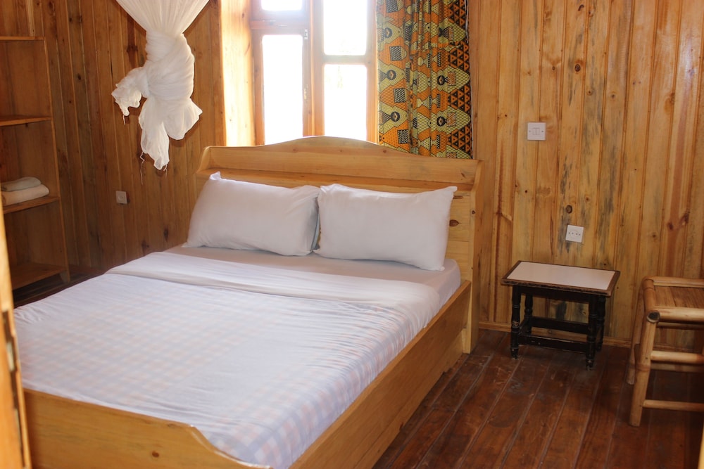 Standard Bungalow, 1 Queen Bed, Private Bathroom, Lake View photo 1