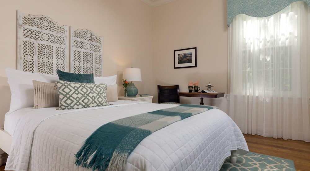 Traditional Suite, 1 Queen Bed, Private Bathroom photo 1