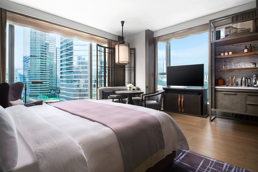 Room, 1 King Bed, Corner (City View) thumbnail 5