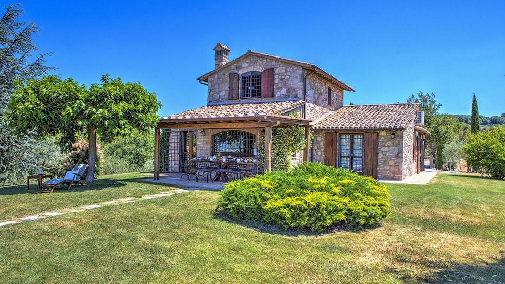 Villa photo 2