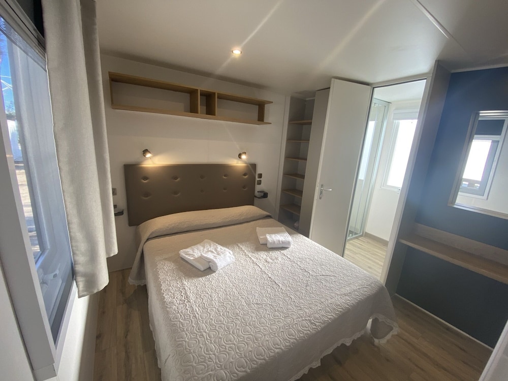 Premium Mobile Home, 2 Bedrooms, 2 Bathrooms photo 2