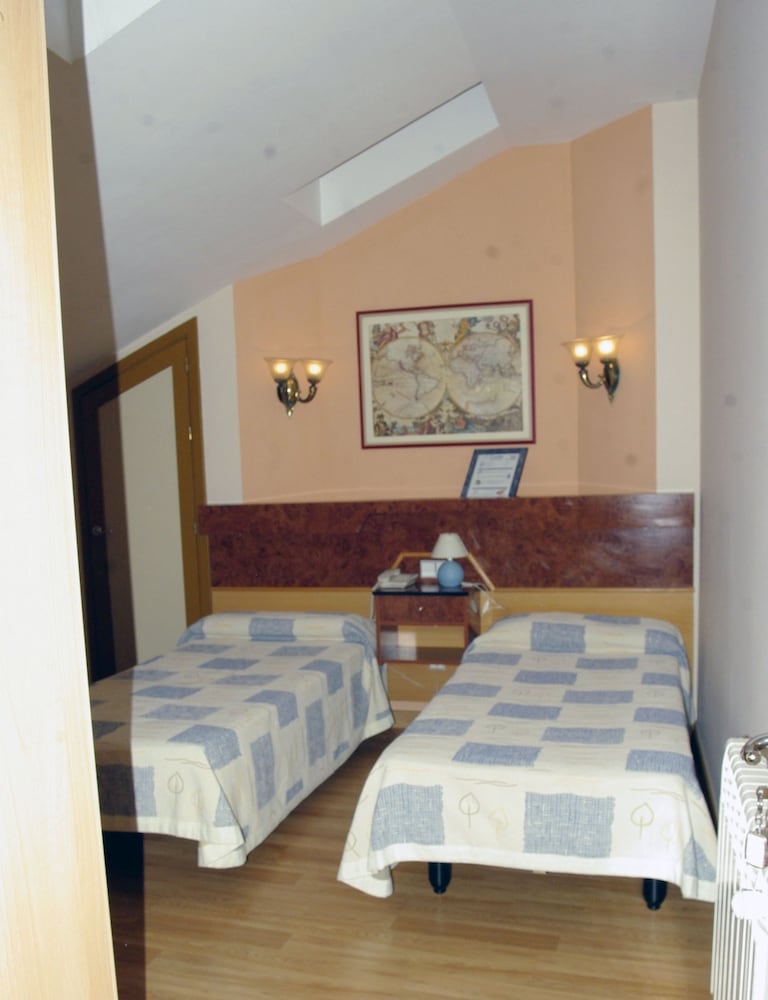 Standard Room, 2 Twin Beds photo 3