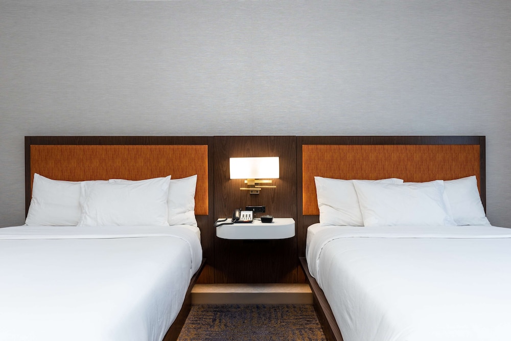 Room, 2 Queen Beds, Accessible, Bathtub (Mobility & Hearing) - Photo 11